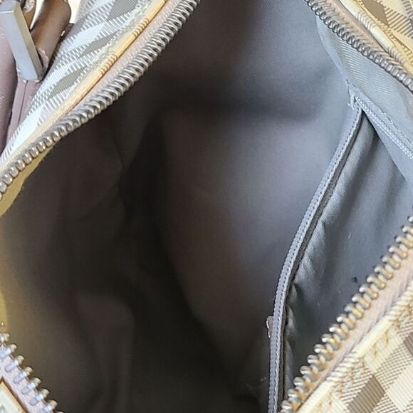 💯 Authentic Burberry Handbag 🍀 - Picture 7 of 13